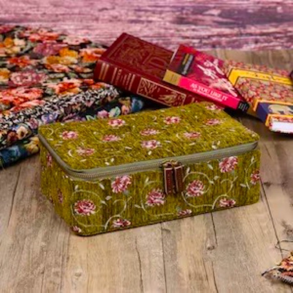 Vintage style large fCarpet Jewelry Case